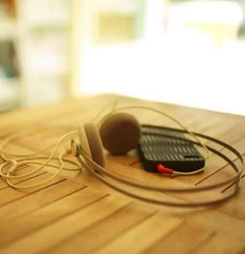 دانلود اهنگ شلوغه دورم ولی تنهام صدای مرد و زن  ترند اینستاگرام کیفیت 320